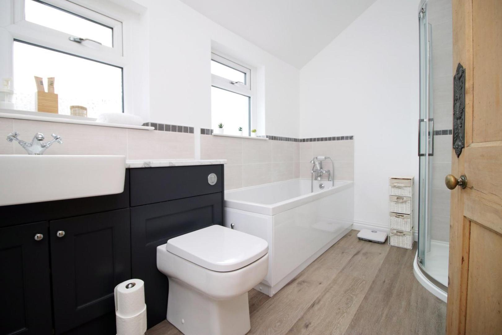 Quiet And Spacious 3 Bedroom Cardiff Exterior photo